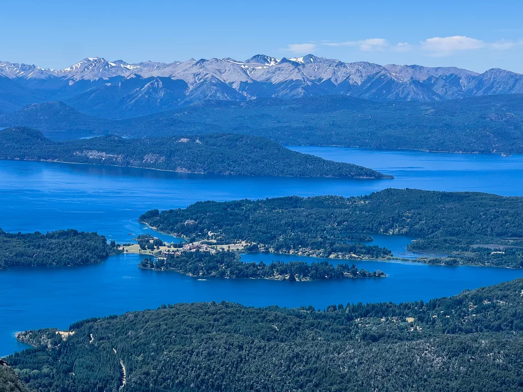 Bergkette der Anden in der Nähe von Bariloche. Teil der 7 Seen.