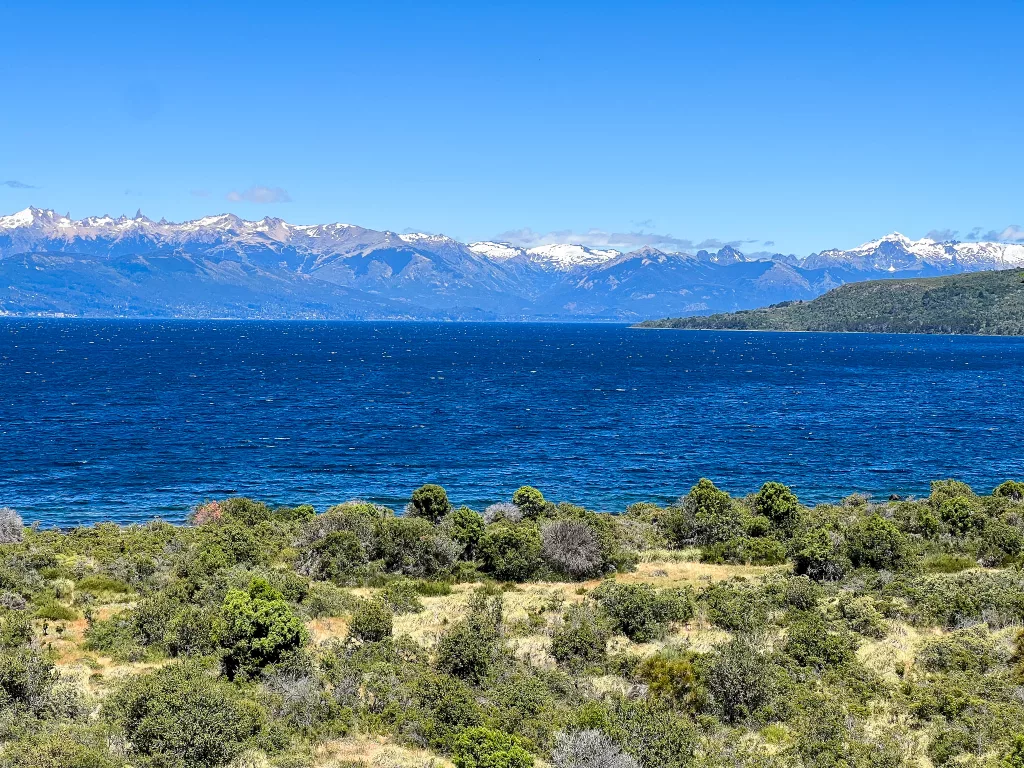 Bergkette in den Anden in Patagonien vor den sieben Sehen in der Nähe von Bariloche.