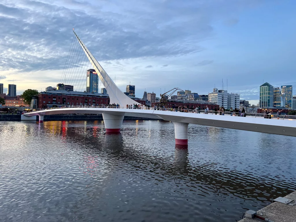 Die Puente de la Mujer (Frauenbrücke) in Puerto Madero, Buenos Aires.