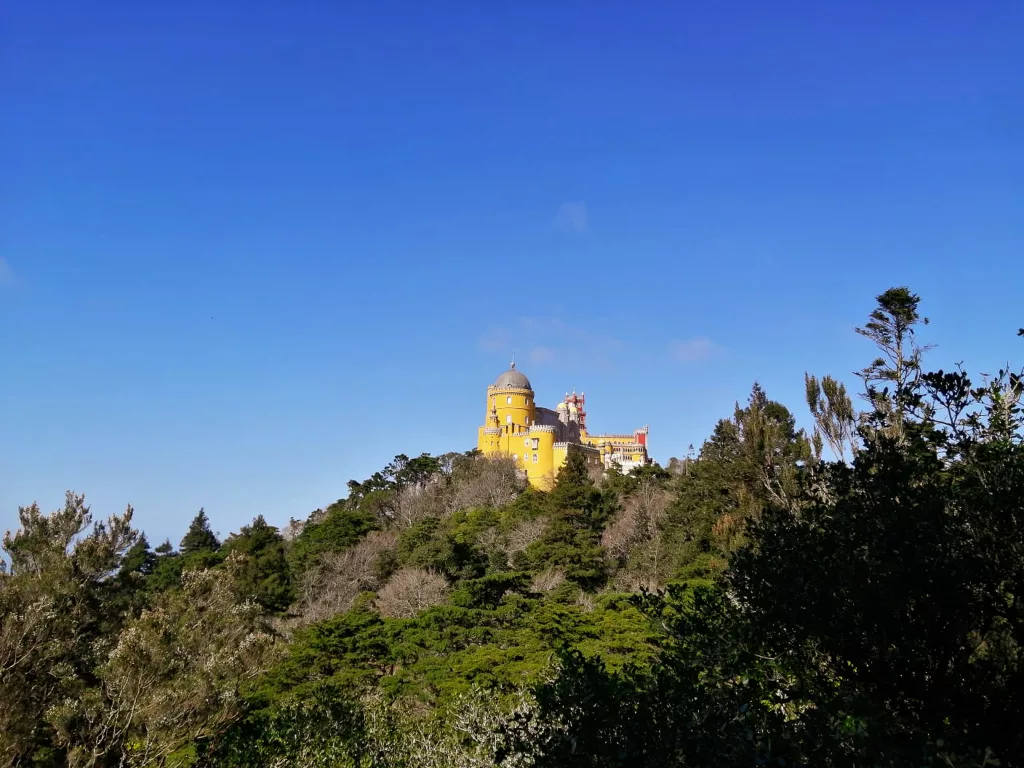 Ein Schloss auf dem Berg Sintras.