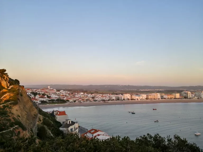 Blick auf malerische portugiesische Küstenstadt