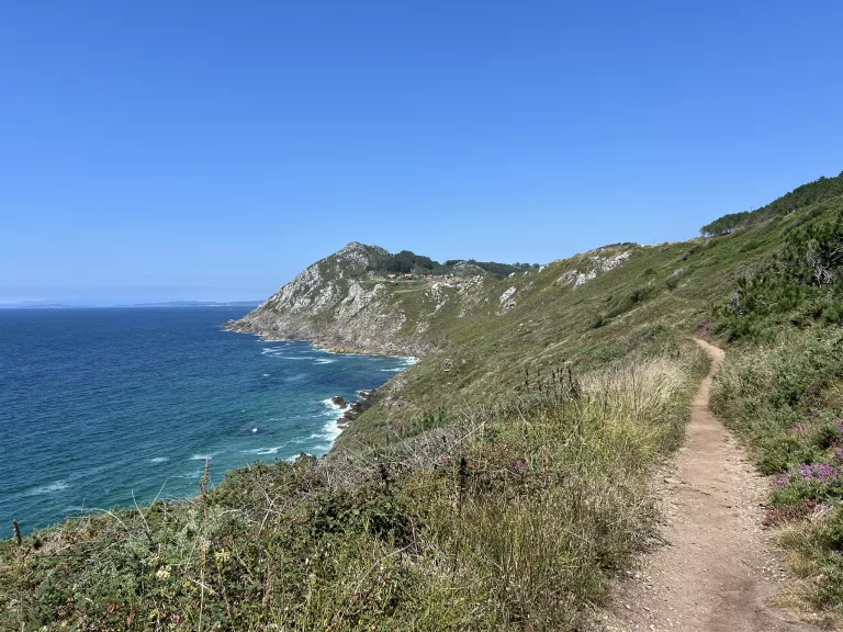 Erfahre mehr über den Roadtrip durchs Baskenland und Galizien. Ein Pfad über den Klippen mit Blick aufs Meer in Galizien.