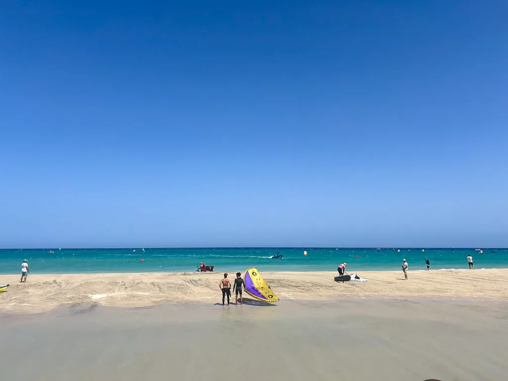 Zwei Kitesurfer im Süden Fuerteventuras am Sotavento Beach.
